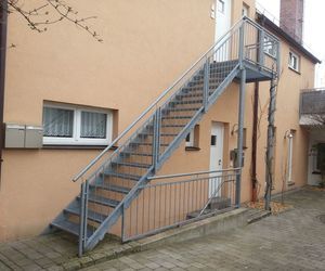 Außentreppe mit Geländer aus verzinktem Stahl
