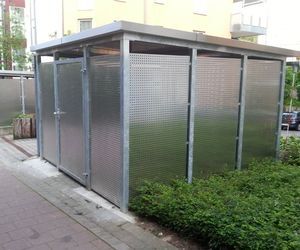 Müllplatzeinhausung mit schallgedämmtem Dach
